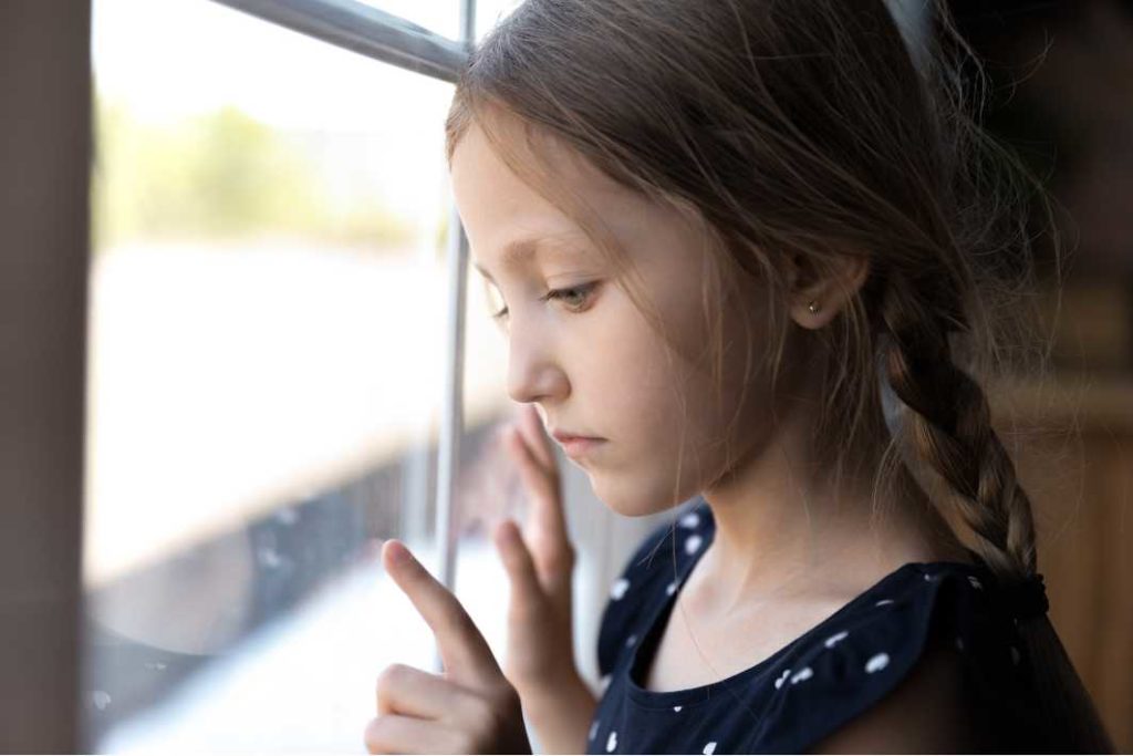 Traumatisierte Menschen fühlen sich von ihren Gefühlen, von ihrem Körperempfinden und von dem Kontakt zu anderen Menschen weitgehend abgeschnitten