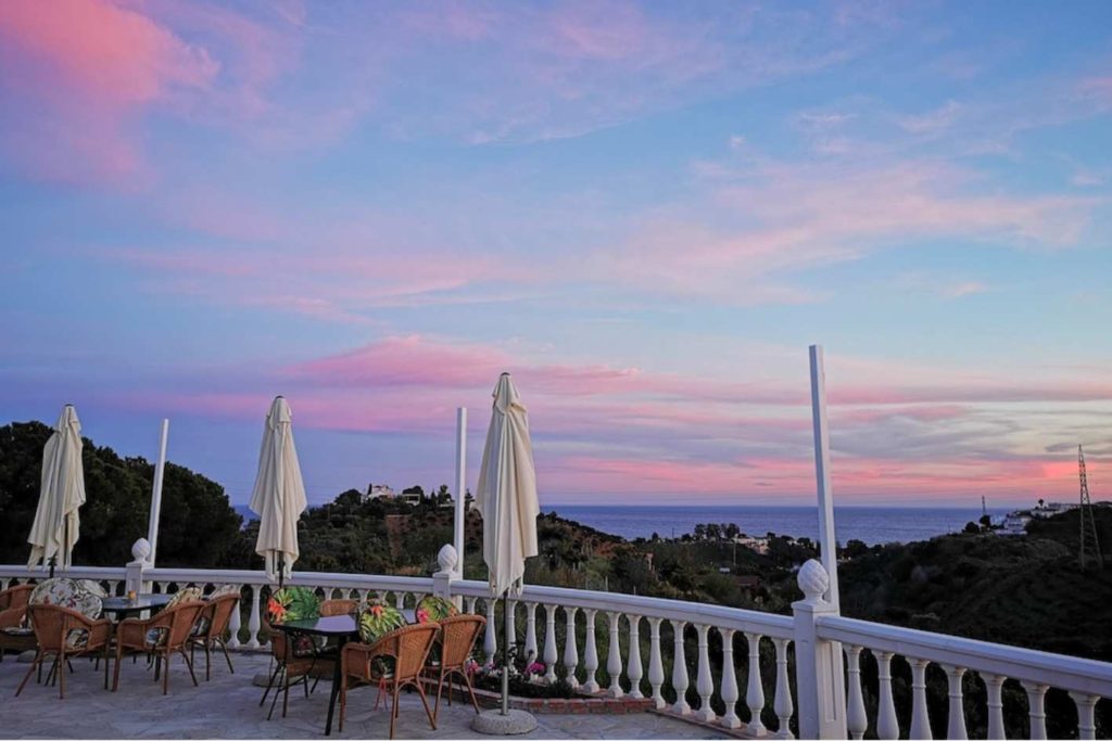 Intuition & Koerpertherapie Abends an der Terasse vor dem Restaurant der Finca el Morisco